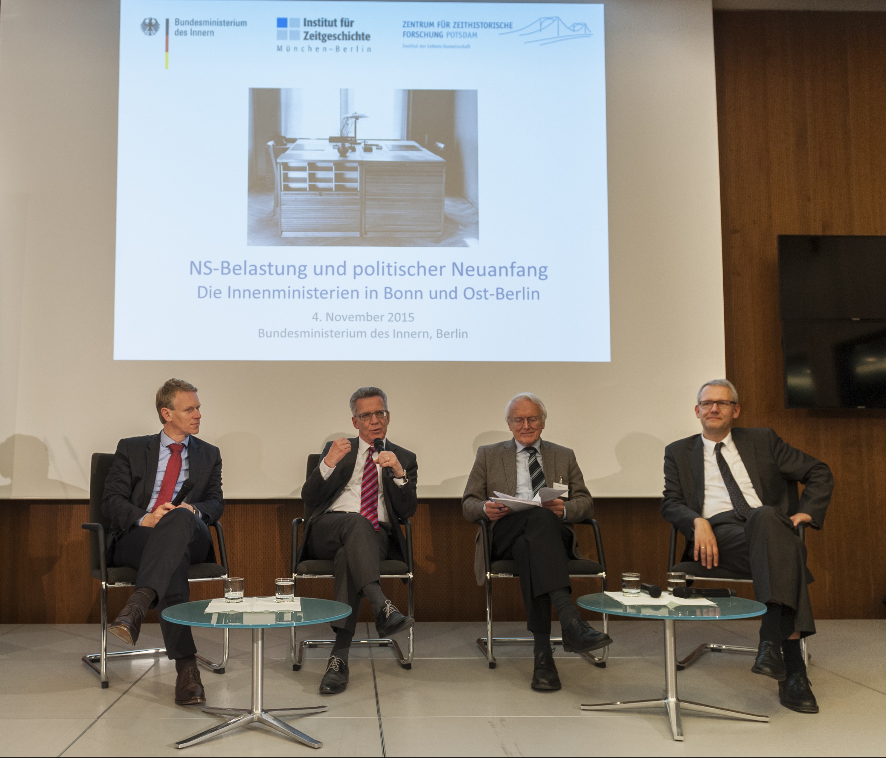 Frank Bösch und Andreas Wirsching diskutierten mit Minister Thomas de Maizière die Ergebnisse der Vorstudie auf der Fachtagung "NS-Belastung und politischer Neuanfang" im BMI